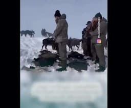 Momen Warga Mongolia yang Beragama Islam Melaksanakan Salat di Tengah Salju