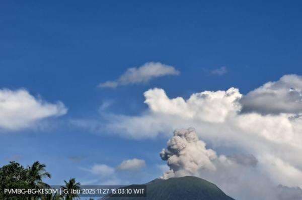 Gunung Ibu Meletus Semburkan Abu Setinggi 700 Meter, Warga Diminta Jauhi Radius 3,5 Km Gunung Ibu Meletus Semburkan Abu Setinggi 700 Meter, Warga Diminta Jauhi Radius 3,5 Km