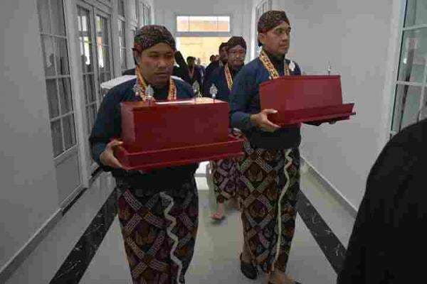 Peringatan Kenaikan Tahta Sri Sultan HB X, Keraton Yogyakarta Gelar Labuhan di Puncak Gunung Lawu Peringatan Kenaikan Tahta Sri Sultan HB X, Keraton Yogyakarta Gelar Labuhan di Puncak Gunung Lawu