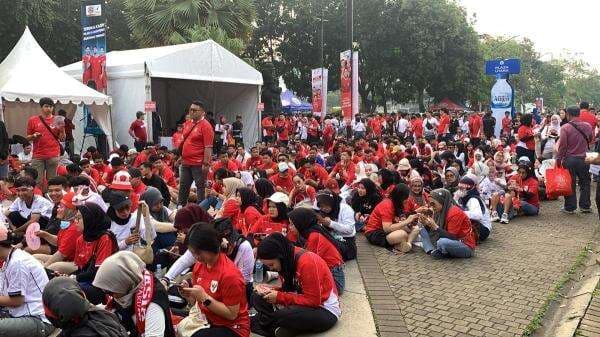 Ribuan Suporter Padati GBK Jelang Indonesia vs China, Rela Ngemper Tunggu Pintu Dibuka