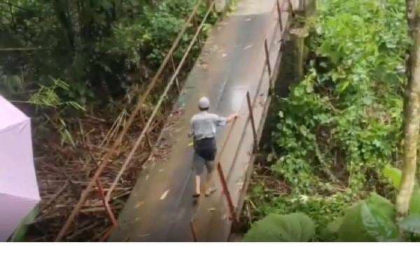 Jembatan Ambruk Diterjang Banjir, 5 Kampung di Lebak Terisolasi
