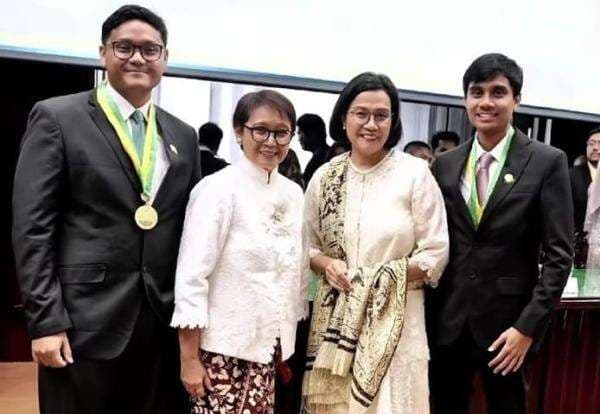 Ketika Dua Mantan Menteri Hadir Sebagai Ibu: Retno Marsudi-Sri Mulyani Hadiri Wisuda di Kampus UI