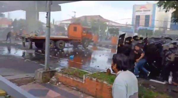 Ricuh Eksekusi Lahan Showroom Mazda di Makassar, Massa dan Polisi Bentrok