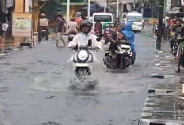 Jalan Duri Kosambi Jakbar Tergenang Banjir, Pemotor Melintas di Trotoar