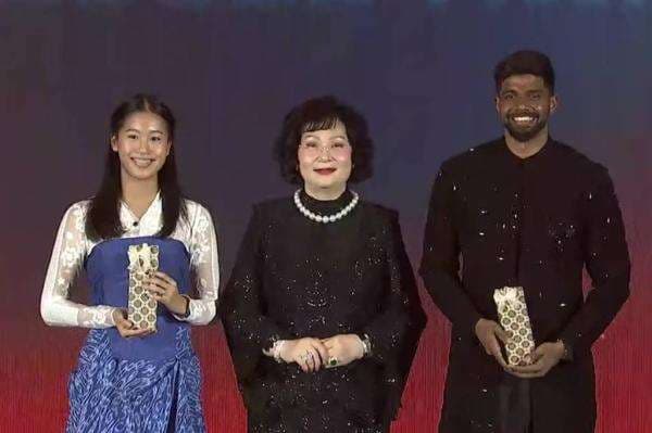 Tampil Memesona, Putri KW Raih Busana Terbaik Jelang BWF World Tour Finals 2025 Tampil Memesona, Putri KW Raih Busana Terbaik Jelang BWF World Tour Finals 2025