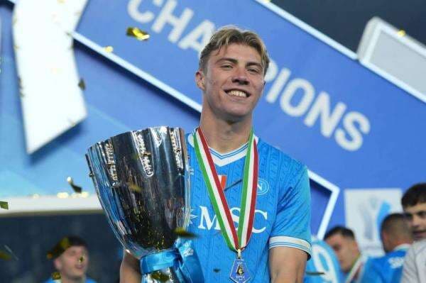 Rasmus Hojlund Sentil Manchester United Setelah Angkat Trofi dengan Napoli