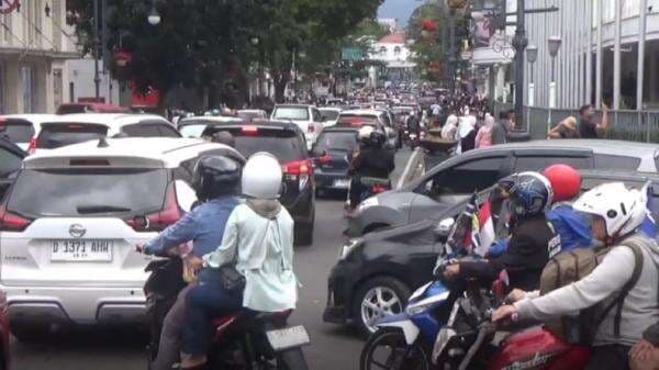 Awal Tahun Baru, Ribuan Wisatawan Masih Padati Kawasan Asia Afrika Bandung