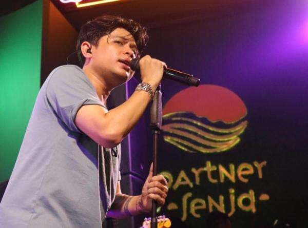 Bertabur Bintang, Partner Senja Suguhkan Aksi Panggung Juicy Luicy Hingga Dipha Barus