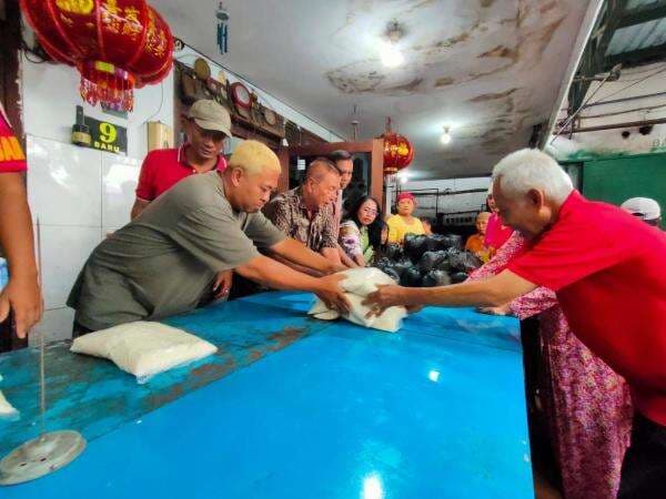 Warga Tionghoa Ini Rutin Berbagi Sembako Kepada Masyarakat Jombang di Bulan Ramadan