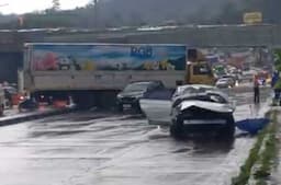 Kronologi Truk Tronton Tabrak 4 Mobil di Exit Tol Bawen, Lalin Macet Parah