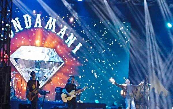 Fakta-fakta Konser Denny Caknan di Jombang, Diguyur Hujan Hingga Penonton Pingsan Fakta-fakta Konser Denny Caknan di Jombang, Diguyur Hujan Hingga Penonton Pingsan