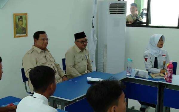 Momen Presiden Prabowo Tinjau Proses Belajar Siswa dengan Smartboard di SMPN 4 Kota Bekasi