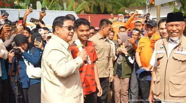 Prabowo Temui Anak Pengungsi Agam yang Bercita-cita Jadi Tentara, Menhan Sjafrie 'Dicolek'