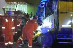 Kecelakaan Maut Truk Tabrak Mobil Boks di Jalur Arteri Jombang, Kernet Tewas Terjepit