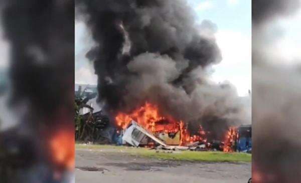 Kebakaran di Kantor Damri Makassar, 4 Bus dan 3 Truk Ludes Dilalap Api