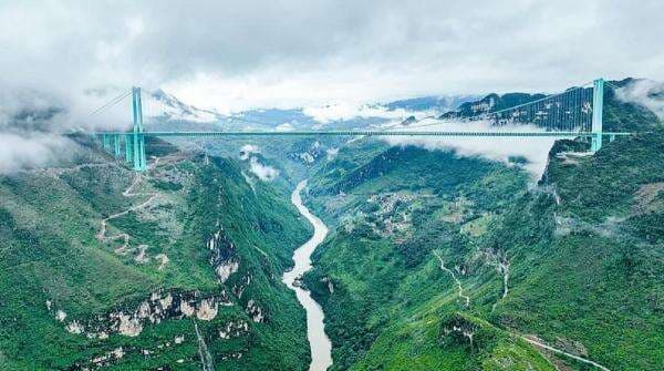 China Resmikan Jembatan Tertinggi di Dunia di Ngarai Huajiang China Resmikan Jembatan Tertinggi di Dunia di Ngarai Huajiang