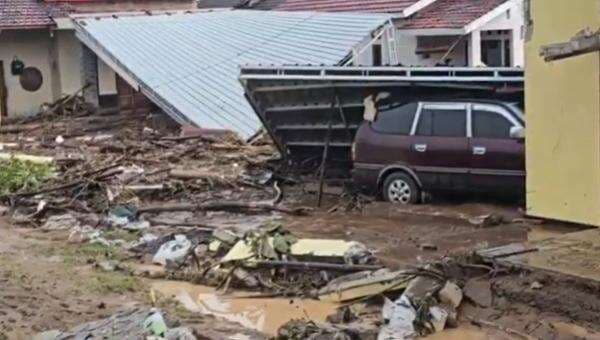 Banjir Bandang Terjang Pati Jateng, Belasan Rumah Hancur dan Ratusan Terendam Lumpur