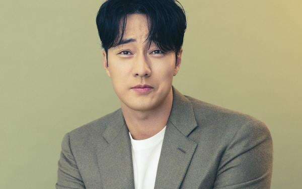So Ji Sub Jadi Mantan Agen Rahasia Korea Selatan dalam Drama Manager Kim