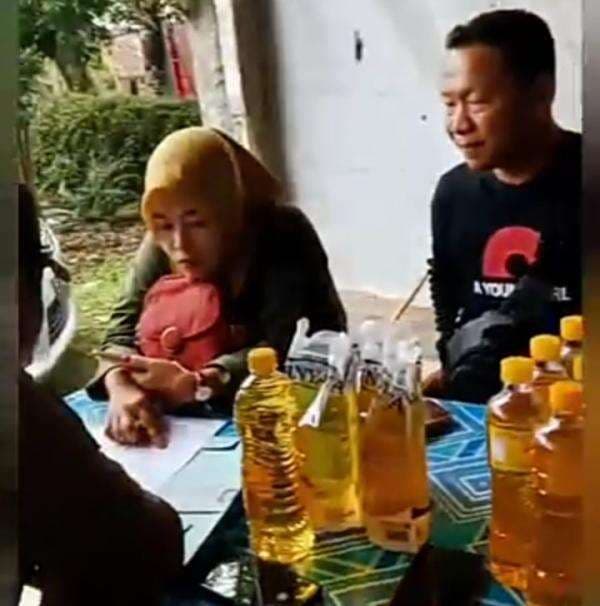 Heboh Minyak Goreng Murah di Randuagung, Warga Diminta KTP dan Swafoto
