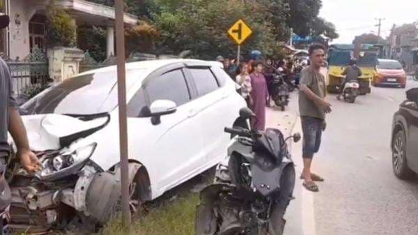 Mobil Dikendarai Pelajar Diduga Anak Anggota DPRD Tabrak 3 Motor di Lebak, 5 Orang Terluka Mobil Dikendarai Pelajar Diduga Anak Anggota DPRD Tabrak 3 Motor di Lebak, 5 Orang Terluka
