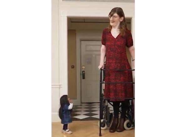 Momen Bersejarah, Wanita Tertinggi dan Terpendek di Dunia Saling Bertemu