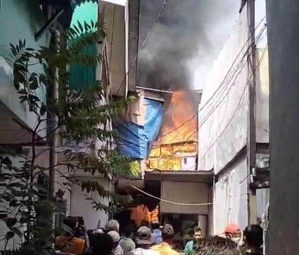 Permukiman Padat di Tambora Terbakar, 21 Unit Mobil Pemadam Dikerahkan