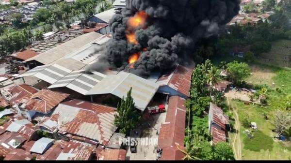 Api Lahap Pabrik Karet di Padang, 300 Personel Dikerahkan⁸