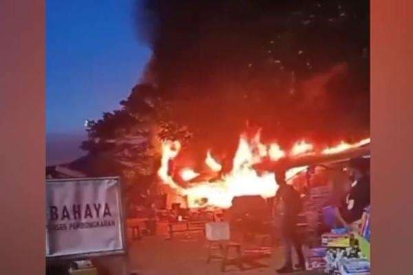 Kebakaran di Pelabuhan Nusantara Raha Muna, 20 Kios Pedagang Ludes Dilahap Api
