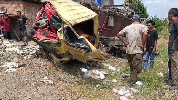 Truk Sawit Terpental Ditabrak Kereta Api di Asahan, Sopir Tewas