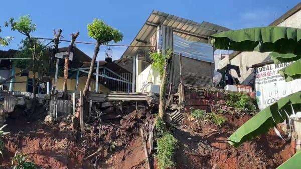 Rumah di Depok Nyaris Ambruk karena Longsor