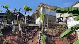 Rumah di Depok Nyaris Ambruk karena Longsor
