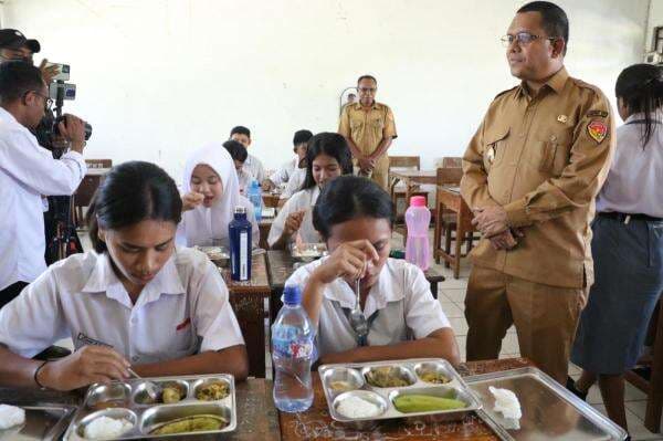 Gubernur NTT Tinjau Pelaksanaan Program Makan Bergizi Gratis di SMAN 7 Kupang