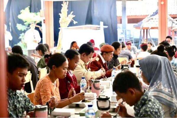 Momen Prabowo Makan Siang Bareng Siswa Sekolah Rakyat, Menunya Nasi Pakai Ayam dan Telur Momen Prabowo Makan Siang Bareng Siswa Sekolah Rakyat, Menunya Nasi Pakai Ayam dan Telur