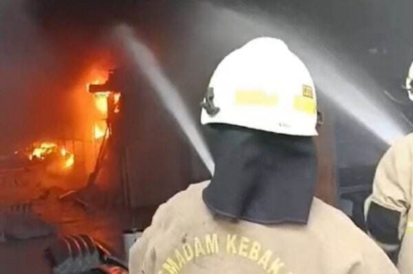 Kebakaran Pabrik di Kapuk Cengkareng Diduga gegara Korsleting Listrik
