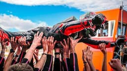 Alasan Marco Bezzecchi Selebrasi ala Valentino Rossi di MotoGP Valencia 2025
