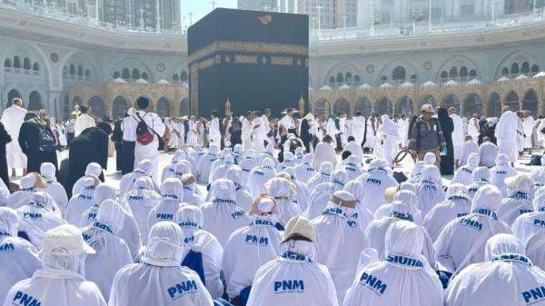 Bentuk Syukur Berangkat Umrah, Tangis Haru Nasabah PNM Mekaar di Sujud Pertama