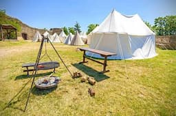7 Perbedaan Glamping dan Camping, Anda Lebih Suka yang Mana?