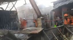 700 Kios di Banjarnegara Terbakar Akibat Tabung Gas Elpiji Bocor, 2 Petugas Damkar Terluka