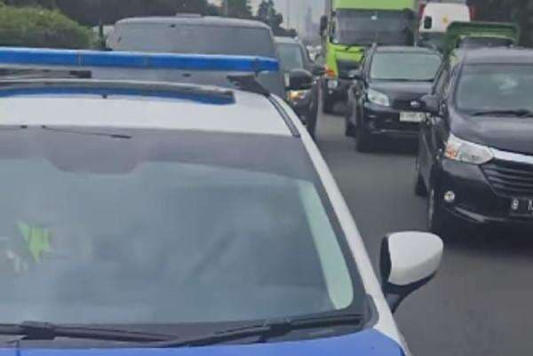 Viral Mobil Patwal Kawal Range Rover Senggol Mobil Warga di Tol Tomang