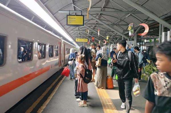 Puluhan Ribu Warga Tinggalkan Jakarta Naik Kereta saat Nataru, Ini Tujuan Favorit