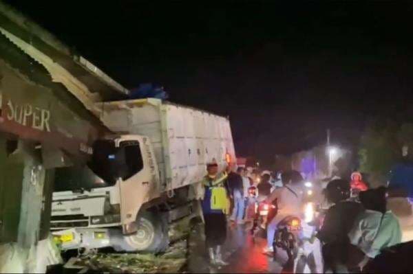Kecelakaan di Rangkasbitung Lebak, Truk Rem Blong Tabrak Toko di Jalan Menurun