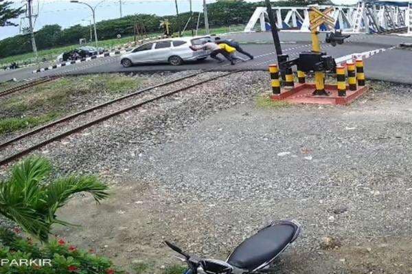 Viral! Aksi Heroik Kabid Humas Polda Jateng Dorong Mobil Kursus Mogok di Rel Kereta