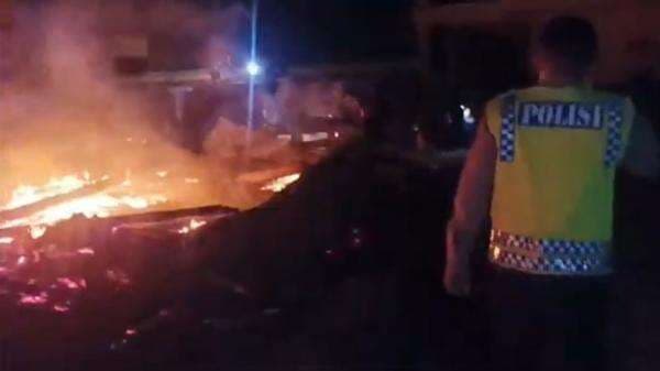 Kebakaran di Sampang, 2 Rumah Warga Hangus Dilalap Api Kebakaran di Sampang, 2 Rumah Warga Hangus Dilalap Api