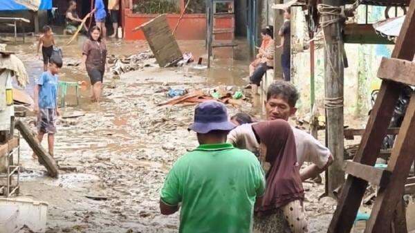 Update Dampak Banjir Sumut, Warga Medan Mulai Bersihkan Rumah dari Timbunan Lumpur Update Dampak Banjir Sumut, Warga Medan Mulai Bersihkan Rumah dari Timbunan Lumpur