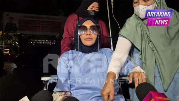 Doktif Jalani Pemeriksaan dengan Kursi Roda dan Tangan Terinfus, Sindir Richard Lee?