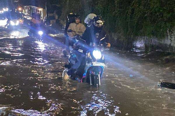 Prapanca Jaksel Banjir, Belasan Motor Mogok gegara Nekat Terobos Genangan