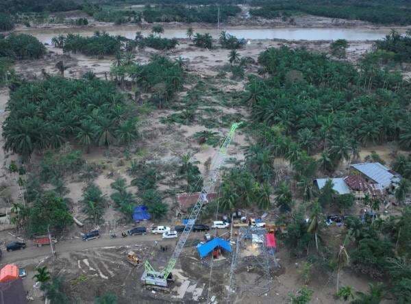 PLN Sulap Crane Jadi Menara Darurat Demi Percepat Pemulihan Listrik di Aceh