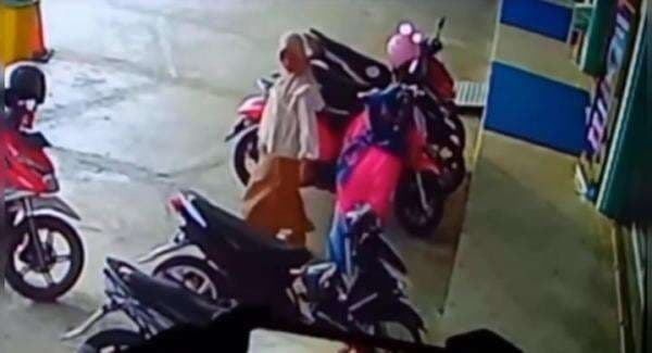 Viral! Aksi Wanita Ambil Ponsel Tertinggal di Parkiran Swalayan Terekam CCTV