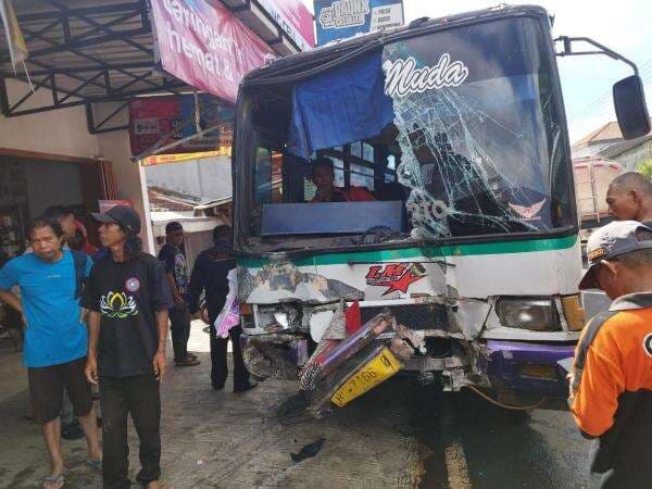 Kecelakaan Maut! Bus PO Lestari Tabrak Sepeda Motor di Karangmoncol Randudongkal, 2 Orang Tewas