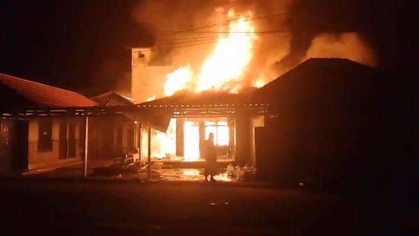 Rumah Barak 6 Pintu di Kabupaten Seruyan Terbakar, Seorang Penghuni Tewas Terpanggang